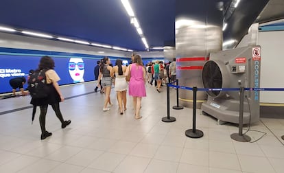 Ventiladores instalados en la Linea 1 de Metro de Madrid, para las olas de calor.   