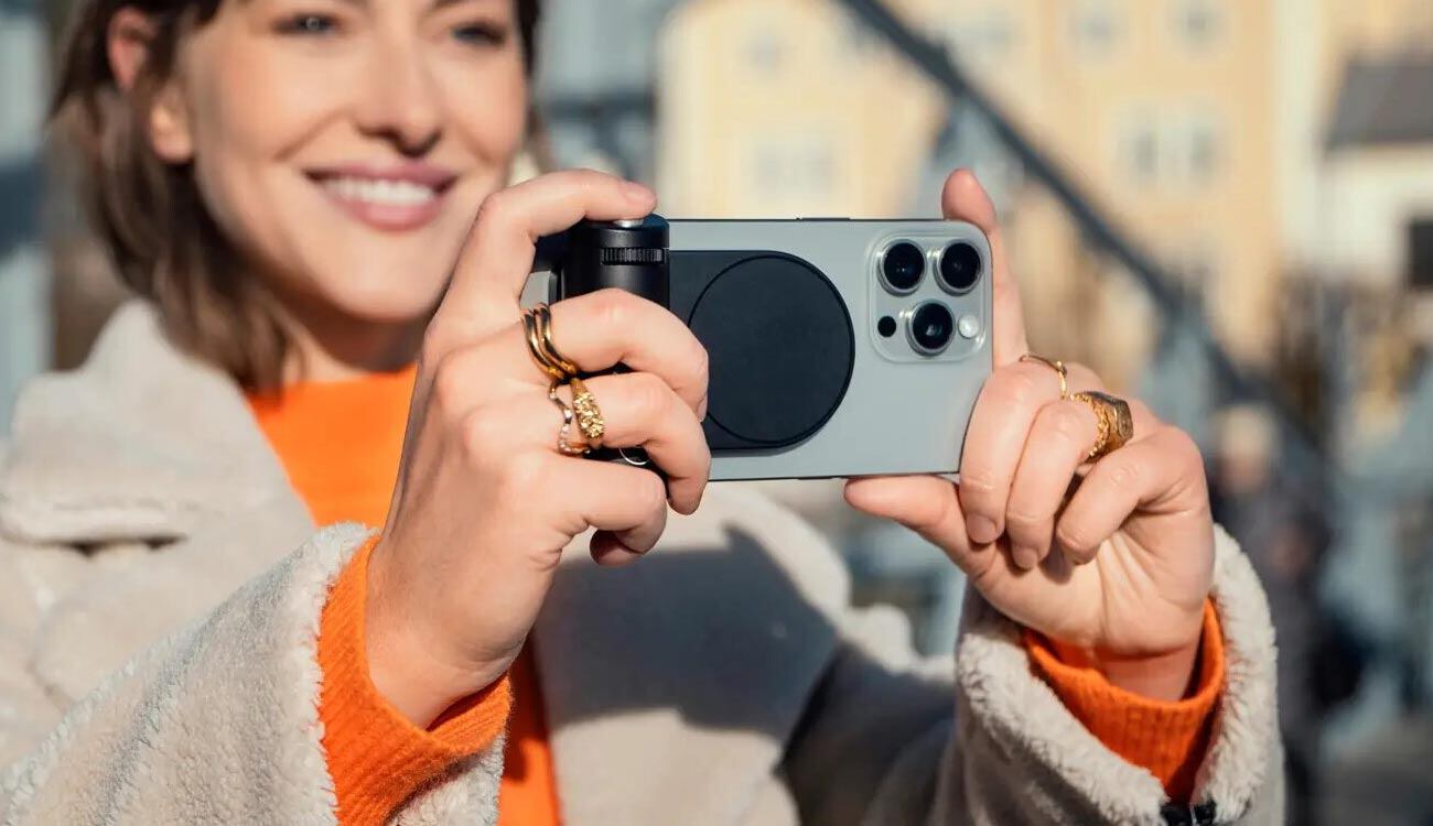 Este accesorio de Leica para los iPhone permite un control de la cámara nunca visto