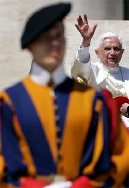 Un miembro de la Guardia Suiza, con el papa Benedicto XVI al fondo.