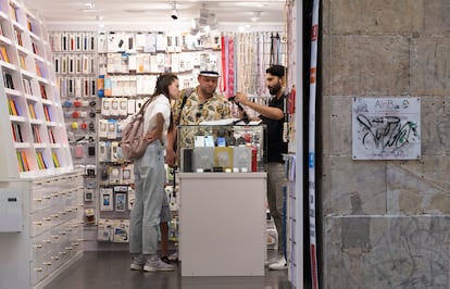 Tienda de mviles y artculos para telefona en Ciutat Vella.