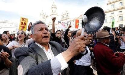 Manifestantes participan en un cacerolazo contra la reforma tributaria este lunes en Bogotá (Colombia).