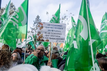 Una mujer sujeta un cartel durante una concentración en defensa del concierto de Muface, este domingo.