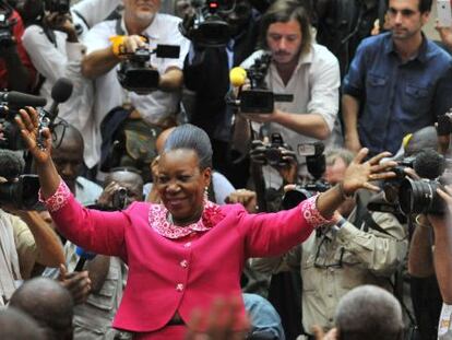 La alcaldesa de Bangui, Catherine Samba-Panza, es elegida presidenta interina de República Centroafricana.