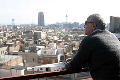 El capitán griego Apostolos Mangouras contempla Barcelona, la ciudad donde reside, con el puerto al fondo.