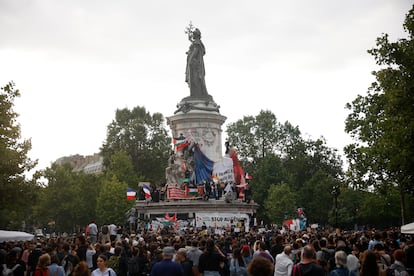 Ciudadanos franceses celebran los resultados del Frente Popular en París. 