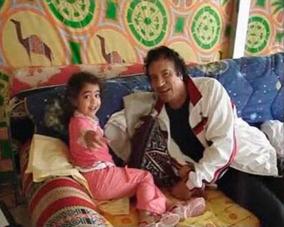 Imagen del vídeo de Muamar el Gadafi, mientras juega con su nieta en la residencia de Bab al Aziziya, en Trípoli