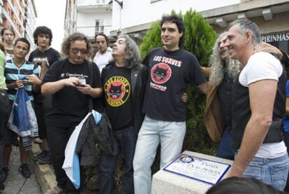 Ourense rindió culto ayer a los "poetas do amor, do desencanto e da vida", como se lee en el monolito descubierto en la Plaza de Los Suaves, después de que el Ayuntamiento entregara a los integrantes de la banda de rock la medalla de oro de la ciudad.