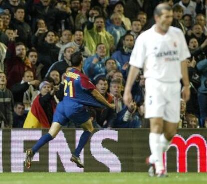 Luis Enrique celebra un gol del Barcelona en el Bernabéu.