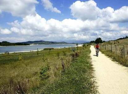 La senda cicloturista del embalse de Ullibarri-Gamboa se divide en dos tramos circulares, de 12 y 33 kilómetros, que se pueden combinar en una ruta en forma de ocho.