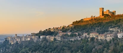 La localidad de Narni (en la foto) es un lugar más conocido por su ubicación -el centro geográfico de Italia- que por lo que es, aunque tiene razones para ser visitada, como uno de los centros medievales más bonitos de Umbría, región donde la competencia es bastante dura.
