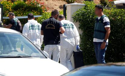 Guardias civiles entran en la vivienda de Ayamonte en la que se ha producido el crimen. 