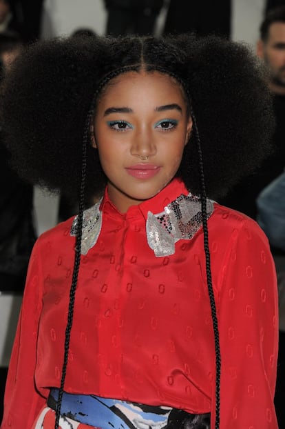 Amandla Stenberg, 17 años. El público la conoció por su participación en la saga ‘Los juegos del hambre’. Hoy la actriz utiliza su fama para luchar por la igualdad de género y para denunciar el racismo. Esto le ha hecho ganar más popularidad, ha sido entrevistada por la periodista Gloria Steinem para la revista ‘Teen Vogue’ y aparece en el vídeo de ‘Lemonade’ de Beyoncé.