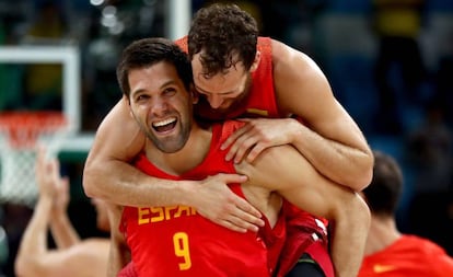 Felipe Reyes celebra el bronce olímpico en Río con Sergio Rodríguez.