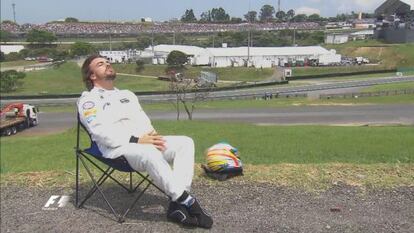 Alonso, tomando el sol tras quedar eliminado en la Q1.