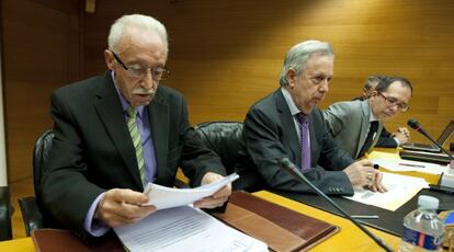 El presidente de Adicae, Manuel Pardos (izquierda), en la comisión de la CAM.