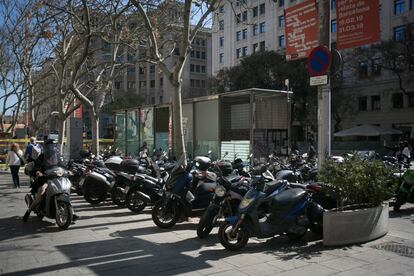 Motos aparcades a la vorera d'un carrer de Barcelona.