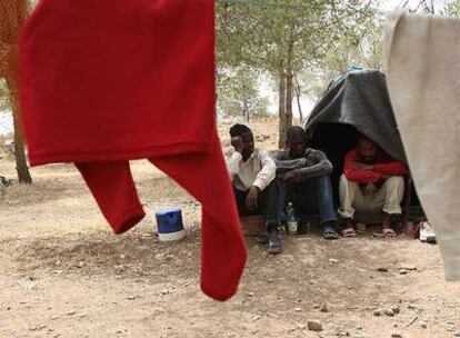 Varios subsaharianos acampados en los alrededores de Oujda, el pasado martes.