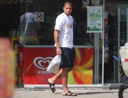 El futbolista Adriano camina por una calle de Río de Janeiro en 2009.