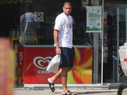El futbolista Adriano camina por una calle de Río de Janeiro en 2009.