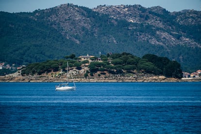 Isla de A Creba, propiedad privada en la ría de Muros y Noia, vista desde la localidad de Porto do Son esta semana.