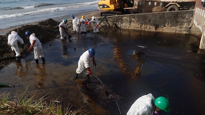 Trabajadores limpian un derrame de petróleo, el 12 de febrero del 2024, en la playa Rockly Bay, en la ciudad de Scarborough en la isla Tobago.