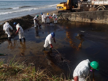Trabajadores limpian un derrame de petróleo, el 12 de febrero del 2024, en la playa Rockly Bay, en la ciudad de Scarborough en la isla Tobago.