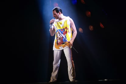 Freddie Mercury - El cantante de Queen descubrió que era seropositivo en 1987, pero lo mantuvo en secreto hasta los últimos días de su vida. El 23 de noviembre, 24 horas antes de morir, la agencia publicitaria del cantante, para entonces ya prácticamente moribundo, lanzó a la luz pública un comunicado en el que confesaba su grave estado. Mercury murió a los 45 años, esperando que “todos se unan a mí, a mis médicos y a todos cuantos trabajan por combatir esta terrible enfermedad, para luchar contra ella”.