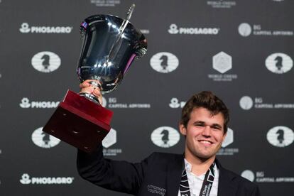 El noruego Magnus Carlsen, con el trofeo de campen mundial de ajedrez.