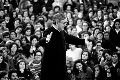 José María Escrivá de Balaguer, fundador del Opus Dei, se dirige a una multitud de fieles en Barcelona en noviembre de 1972.