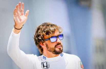Fernando Alonso saluda durante la sesión de entrenamientos en Malasia.