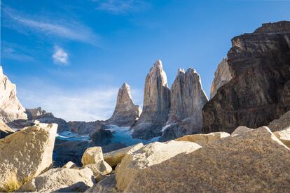 Cerca de 155.000 pessoas a cada ano chegam até o extremo sul do Chile para visitar o impressionante Parque Nacional Torres do Paine. São 227.000 hectares de águas turquesas, glaciares e empolgantes formações de granito. É uma paisagem cinematográfica que, nos meses de verão, tem 17 horas de luz e o amanhecer tinge de tons avermelhados os grandes maciços rochosos. Em uma paisagem mágica, que em abril de 1978 foi declarado Reserva da Biósfera pela UNESCO, habitam raposas e condores.