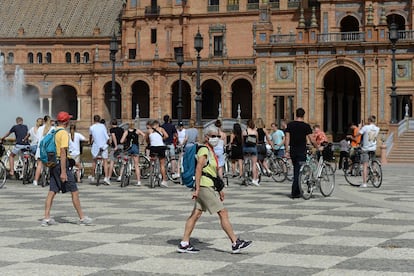 Turistas en la plaza de España, en Sevilla, este miércoles.