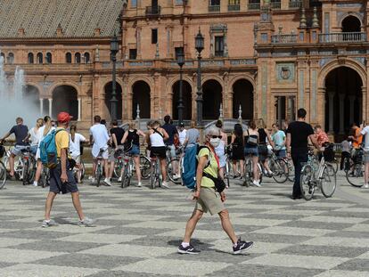 Turistas en la plaza de España, en Sevilla, este miércoles.