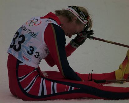 Nagano 98: La noruega Marit Mikkelsplass, sentada y muy cansada, tras conseguir la quinta plaza en la prueba de 15 kilómetros campo a través. Mikkelsplass atesora tres platas, conseguidas en las pruebas de 30 kilómetros (1994) y 4x5 kilómetros (1988, 1998).