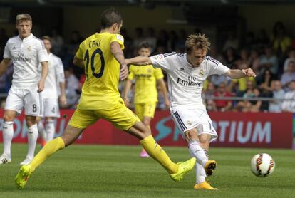 Luka Modric dispara contra la porter&iacute;a del Villareal para marcar el primer gol del Real Madrid. 