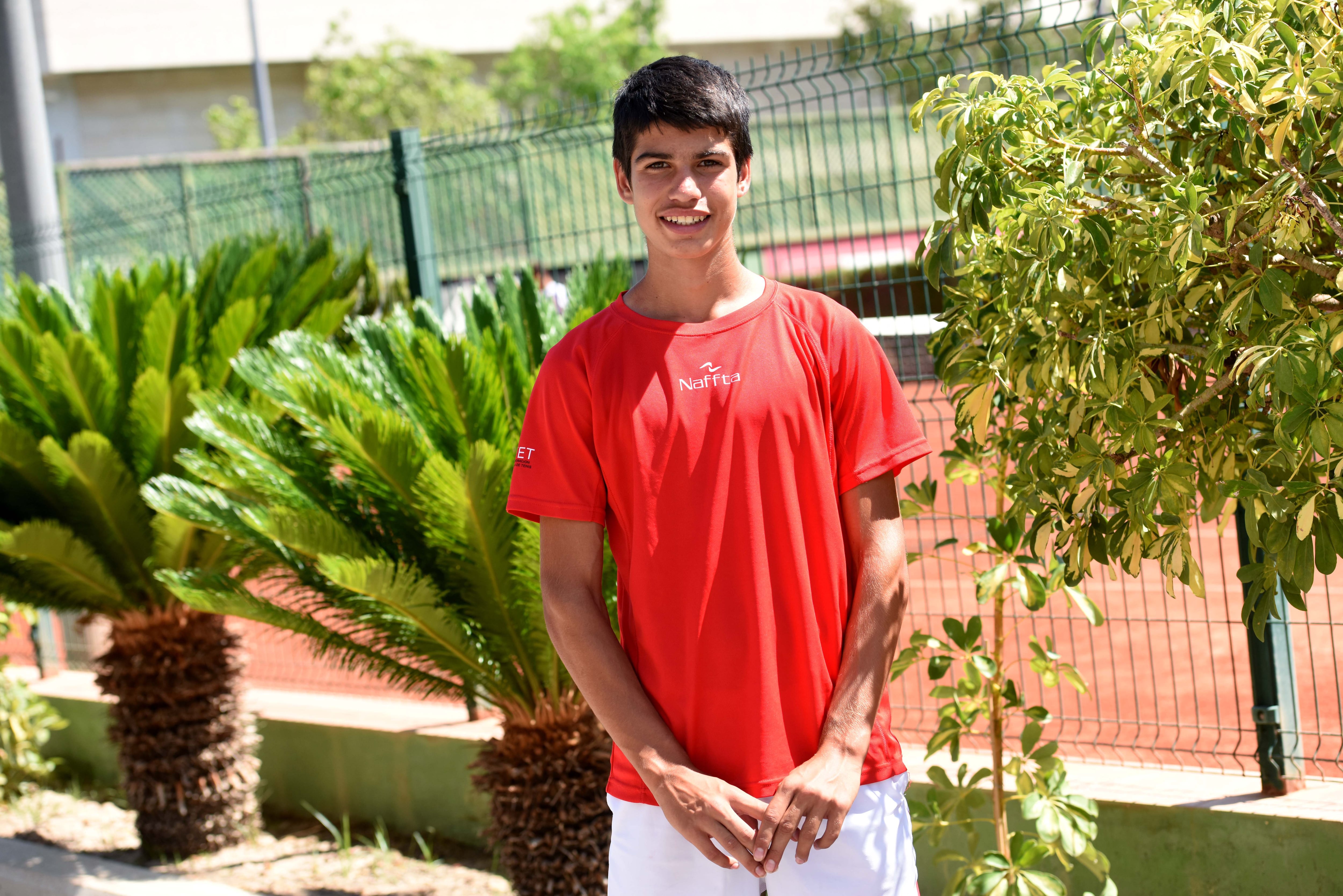 Alcaraz posa en el torneo juvenil Copa del Sol en El club de Tenis Murcia, en 2017.