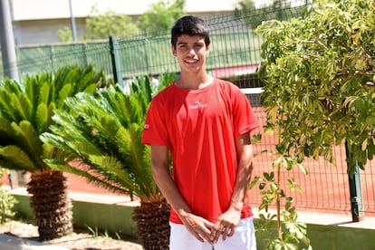 Alcaraz posa en el torneo juvenil Copa del Sol en El club de Tenis Murcia, en 2017.