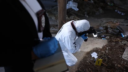 Peritos y oficiales de la Policía de Investigaciones (PDI) de Chile trabajan en el sitio de un crimen, en una fotografía de archivo.