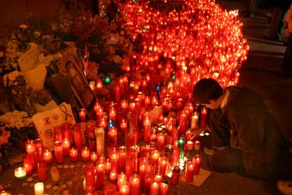 13 de marzo de 2004. Madrid. Un niño enciende velas en la estación de Cercanías de El Pozo en memoria de las víctimas de los atentados contras los trenes del 11-M.