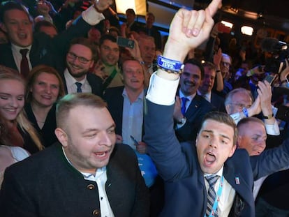 Simpatizantes de AfD celebran los resultados electorales, el domingo en Berlín.