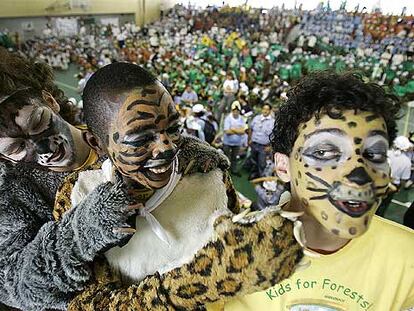 Miles de niños participan de una marcha organizada por Greenpeace en Curitiba.