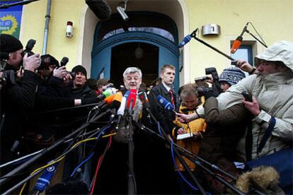 El ministro de Asuntos Exteriores alemán, Joschka Fischer, contesta a las preguntas de la prensa ayer en Berlín.