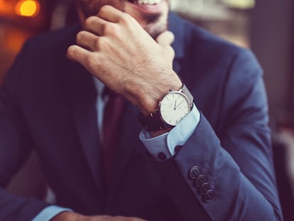 Un hombre luce un reloj.