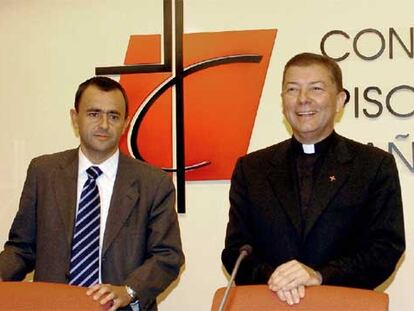 Juan A. Martínez Camino, portavoz de los obispos (derecha), y Fernando Jiménez, vicesecretario de Asuntos Económicos.
