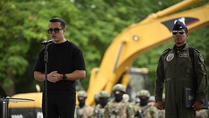 Daniel Noboa da un discurso durante la ceremonia de inicio de la obra del nuevo Centro de Privación de Libertad, en la provincia de Santa Elena, el 21 de junio 2024.