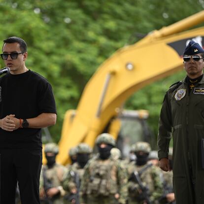 Daniel Noboa da un discurso durante la ceremonia de inicio de la obra del nuevo Centro de Privación de Libertad, en la provincia de Santa Elena, el 21 de junio 2024.