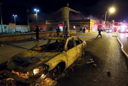 La Guardia Nacional de Maryland (EE.UU.) pidió este lunes hasta 5.000 agentes más y la Policía estatal otros 500 agentes adicionales para controlar las protestas violentas en Baltimore tras el funeral por un joven negro que murió después de sufrir heridas durante su detención.