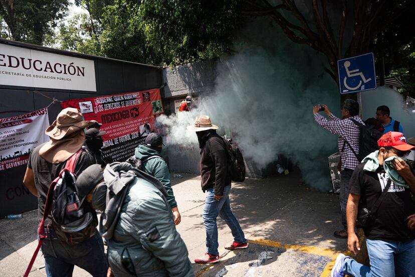 Los maestros de la CNTE irrumpen en las instalaciones de la Secretaría ...