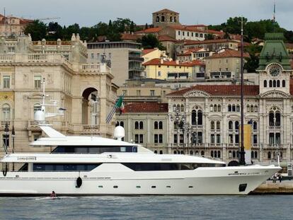 Un yate de lujo, en las aguas de Trieste (Italia).