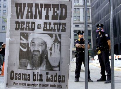 Dos policías al lado de un cartel repartido por un diario de Nueva York, del 18 de septiembre, que pide la captura de Osama Bin Laden, con el lema: "Se busca muerto o vivo", tras el ataque terrorista del 11 de septiembre a las Torres Gemelas de Nueva York y al Pentágono, en Washington.